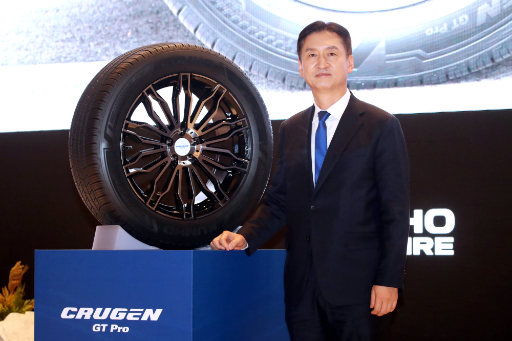 신제품 ‘크루젠 GT Pro’ 옆에서 금호타이어 정일택 대표이사 사장이 포즈를 취하고 있다.(사진=금호타이어)