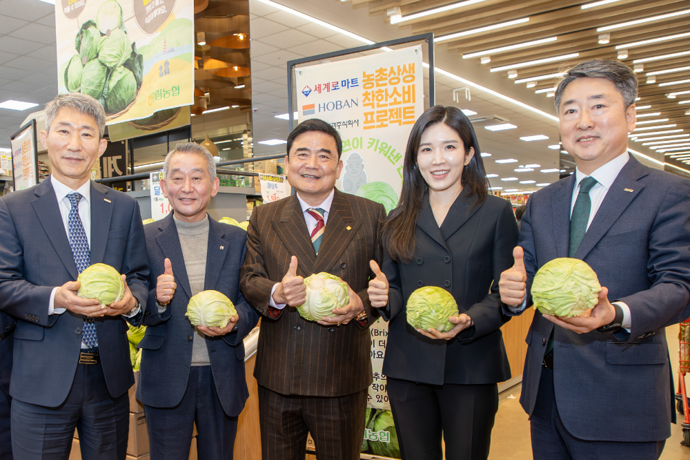 (오른쪽부터) 이상용 대아청과 대표, 김윤혜 호반프라퍼티 경영총괄사장, 양연주 세계로마트 회장, 차성준 한림농협 조합장, 김동남 호반프라퍼티 대표.(사진=호반그룹)