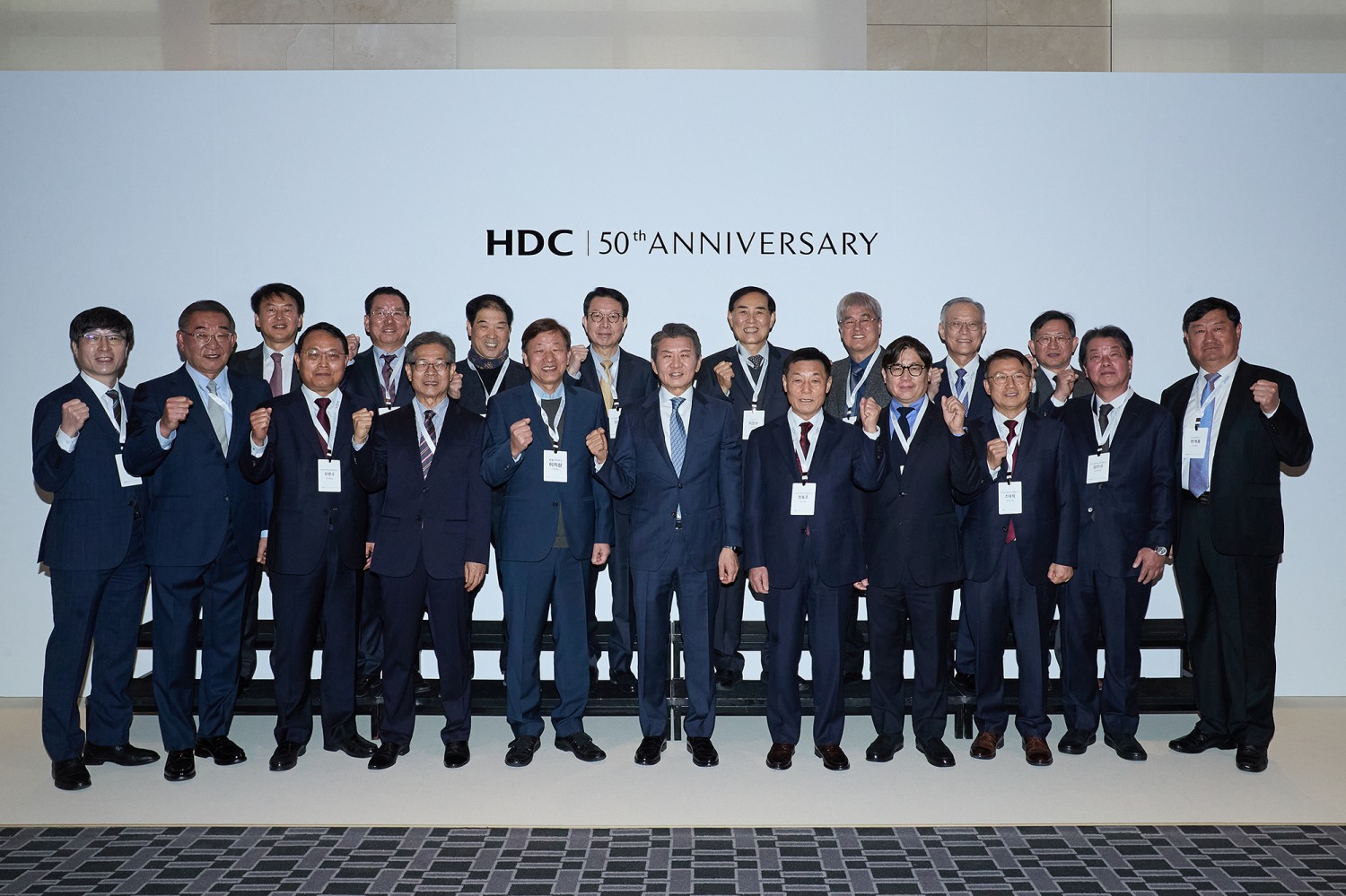 (오른쪽부터) 정몽준 아산재단 이사장, 정몽규 HDC그룹 회장, 윤세영 SBS미디어 회장, 故 정세영 HDC그룹 명예회장의 부인인 박영자 여사, 이명박 전 대통령, 손경식 CJ회장, 김장환 목사, 정의선 현대자동차그룹 회장, 함영주 하나금융지주 회장.(사진=HDC그룹)