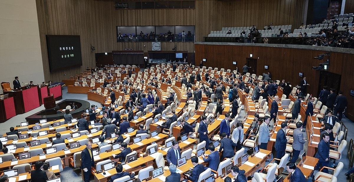 공소청법 필리버스터 시작, 본회의장 떠나는 의원들(사진=연합뉴스)