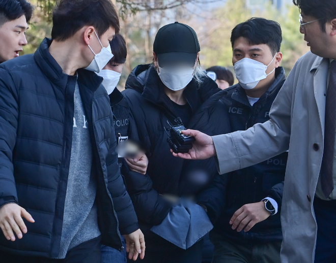 영장실질심사 출석하는 B씨.(사진=연합뉴스)