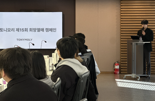 희망열매 장학금 수여식에서 발표하는 제1기 장학생 최봉규 씨.(사진=토니모리)