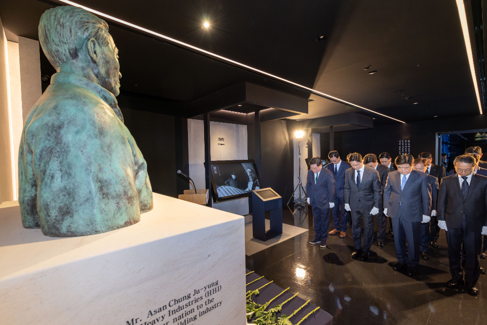 HD현대는 20일 판교에 위치한 HD현대 글로벌R&D센터에서 정기선 회장 등 주요 경영진이 참석한 가운데 정주영 창업자의 25주기 추모식을 진행했다.(사진=HD현대)