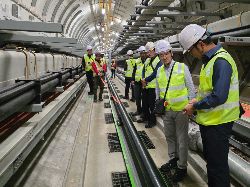 김선규 호반그룹 회장(오른쪽 두번째)이 대한전선 싱가포르 400kV급 초고압 지중 전력망 구축 프로젝트 현장을 찾아 공사 진행상황을 점검하고 있다.(사진=호반그룹)