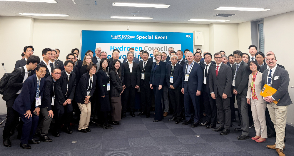 수소위원회 네트워킹 세션에 참여한 관계자들이 기념사진을 촬영하고 있는 모습. (첫째 줄 왼쪽 일곱 번째부터 순서대로) 장재훈 현대차그룹 부회장, 야마가타 미쓰마사 토요타 사장, 이바나 제멜코바 수소위원회 CEO, 수바시시 무커지 세레스 파워 CSO(Chief Scientific Officer), 켄 라미레즈 현대차그룹 에너지&수소사업본부장 부사장.(사진=현대차그룹)