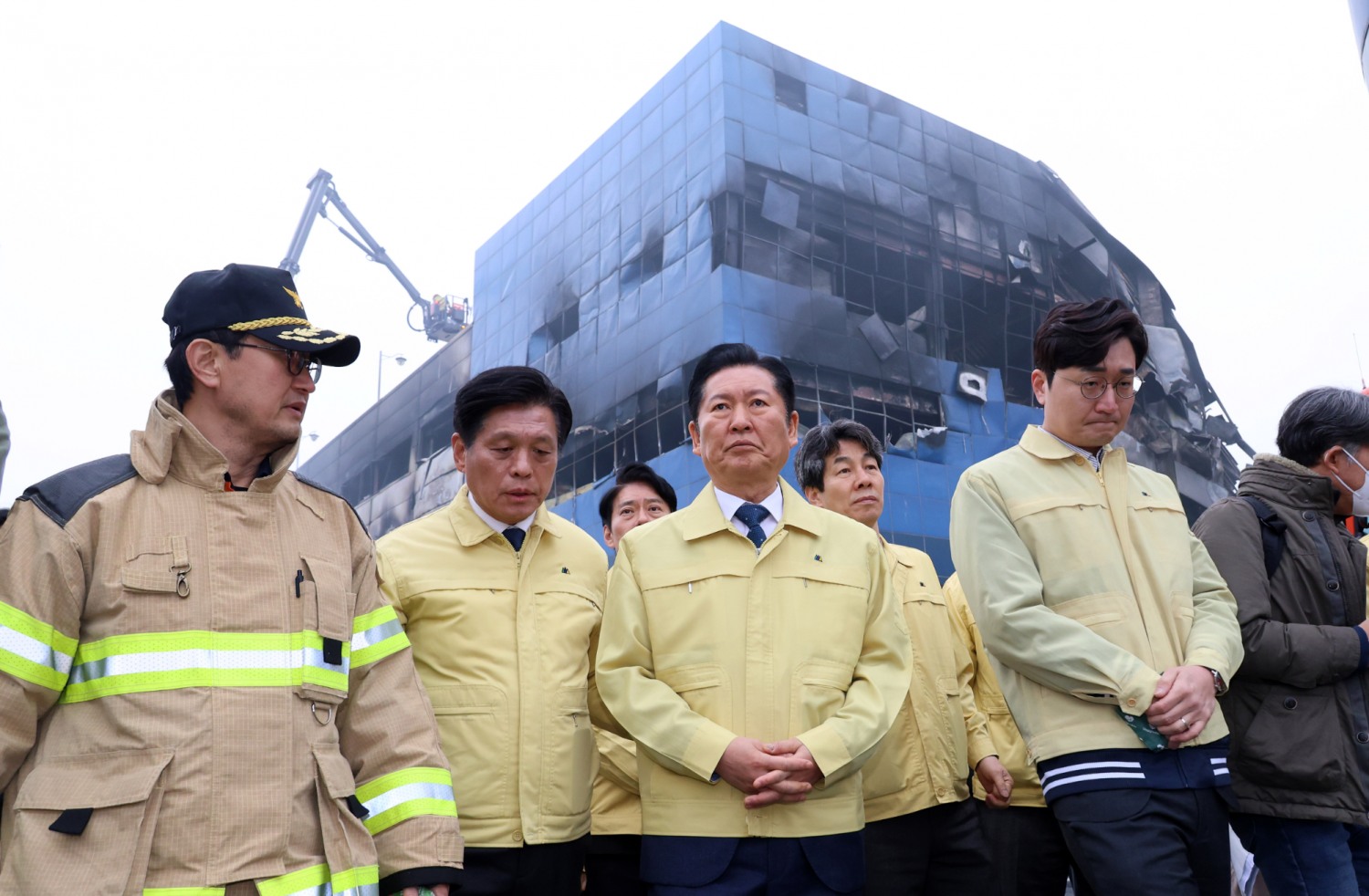더불어민주당 정청래 대표가 21일 오전 대전 대덕구 자동차부품 제조 공장인 안전공업 화재 현장을 방문하고 있다. 사진=연합뉴스