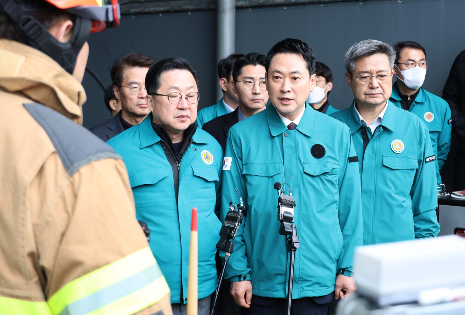 국민의힘 장동혁 대표가 21일 오전 대전 대덕구 자동차부품 제조 공장인 안전공업 화재 현장을 찾아 사고 현황을 확인하고 있다. 사진=연합뉴스