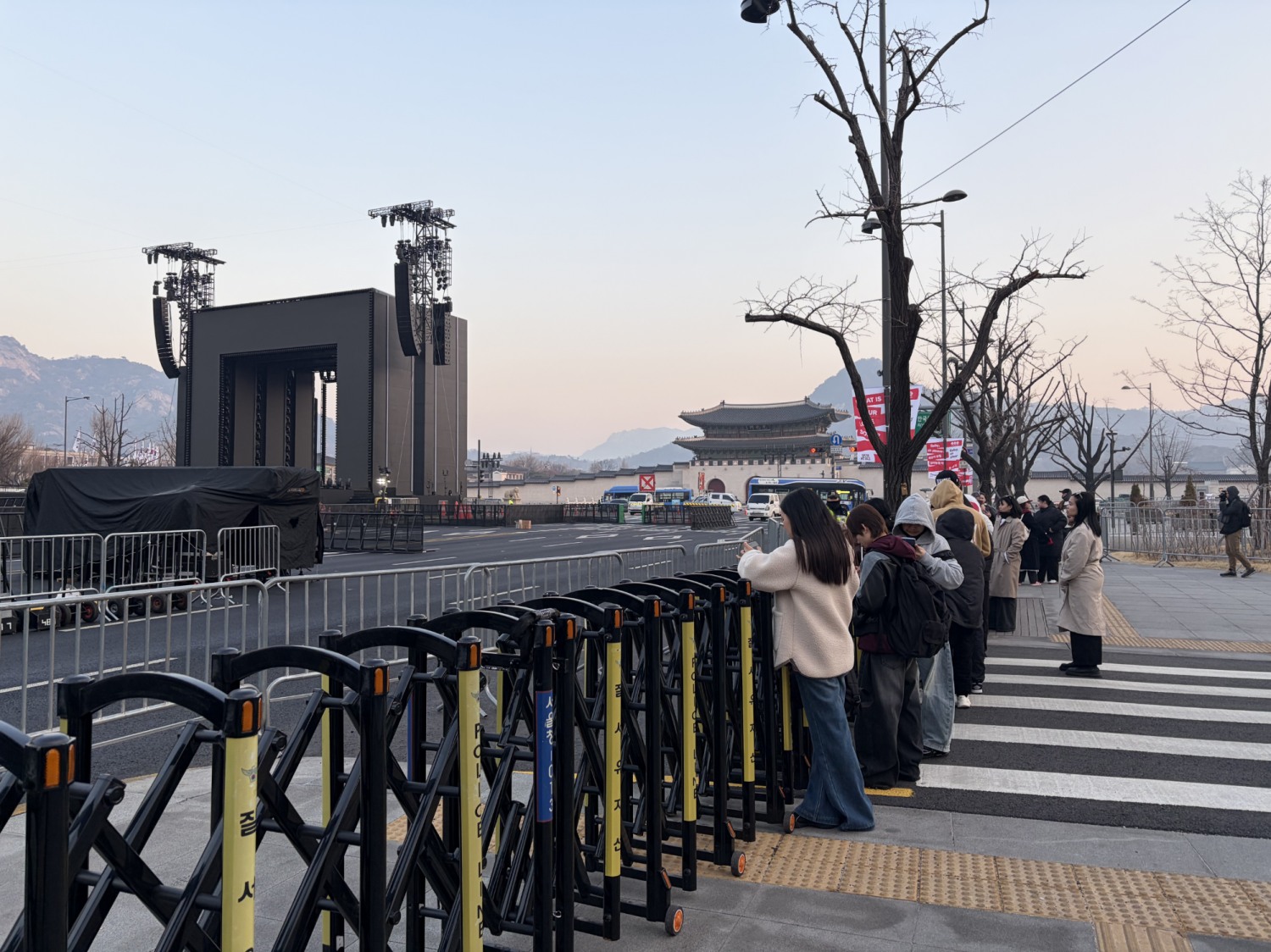 21일 서울 종로구 의정부터에서 그룹 방탄소년단(BTS) 컴백 행사 기다리는 팬들의 모습. 사진=연합뉴스