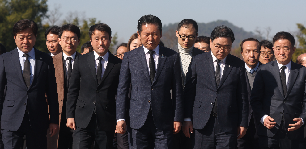 민주당 노무현 전 대통령 묘역 참배(사진=연합뉴스)