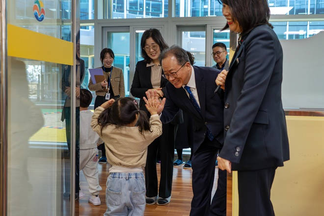 김석준 부산교육감이 아이와 하이파이브를 하고 있다.(사진제공=부산교육청)