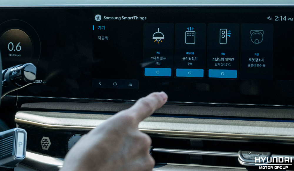 차량의 인포테인먼트 시스템을 통해 카투홈 서비스를 이용하는 모습.(사진=현대자동차)