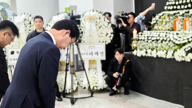 한국고용정보원 이창수 원장과 직원들이 3월23일 오후 대전시청에 마련된 대덕구 안전공업 화재사고 희생자 합동분향소 조문하고 있다. 사진=고용정보원