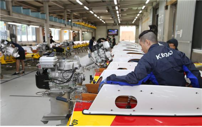 미사경정장에서 선수들이 최고의 기량을 선보이기 위해 모터보트를 정비하고 있다.(사진=국민체육진흥공단)