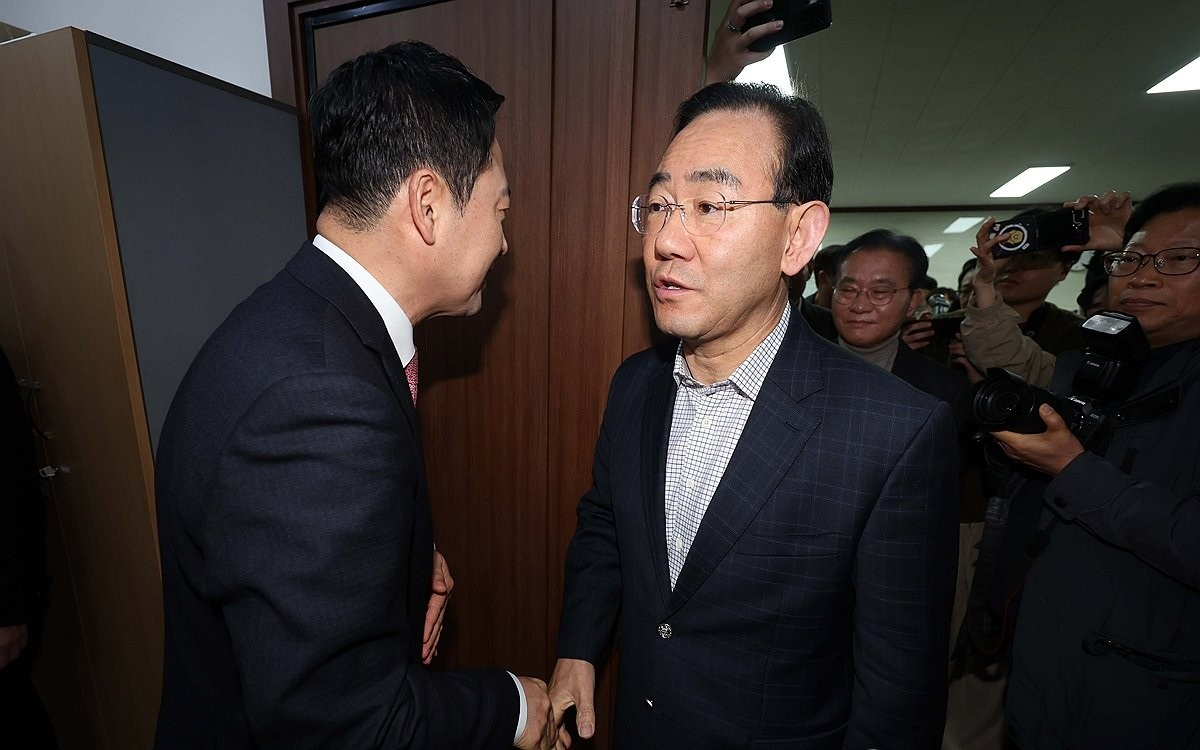 악수하는 장동혁과 주호영(사진=연합뉴스)