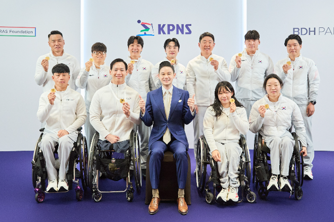 배동현 회장, 김윤지 선수에게 5억 원 특별 포상