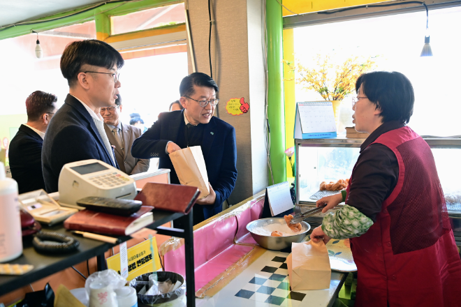 김 부지사는 지난 24일 오산 오색시장을 방문한 데 이어, 25일에는 양주 신산마을상점가를 찾아 상인들을 격려하고 직접 장을 보며 현장 의견을 청취했다. / 경기도