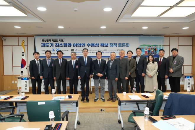 25일 국회의원회관 제3세미나실에서 열린 ‘해상풍력 특별법 시대, 과도기 최소화와 어업인 수용성 확보 정책토론회’에서 노동진 수협중앙회장(왼쪽 다섯번째부터)과 문금주 국회의원이 기념촬영을 하고 있다.(사진= 수협중앙회)