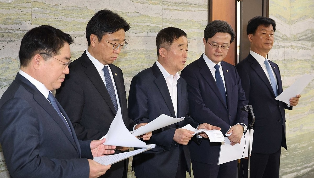 2차 특검법 개정안 제출하고 질의 받는 강득구 위원장(사진=연합뉴스)