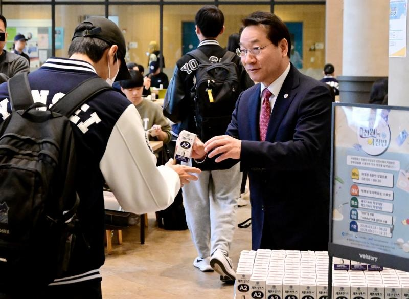 유정복 인천광역시장이 26일 연수구 연세대학교 국제캠퍼스에서 인천형 천원의 아침밥 사업 현장을 점검하고 우유를 배식하고 있다. / 인천시