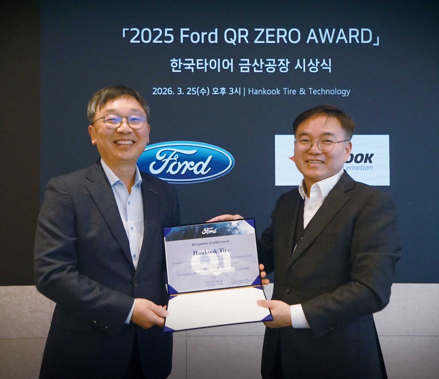(좌측부터) 한국타이어앤테크놀로지 오상현 금산공장장 전무, Ford Motor Company 이굉찬 상무.(사진=한국타이어)