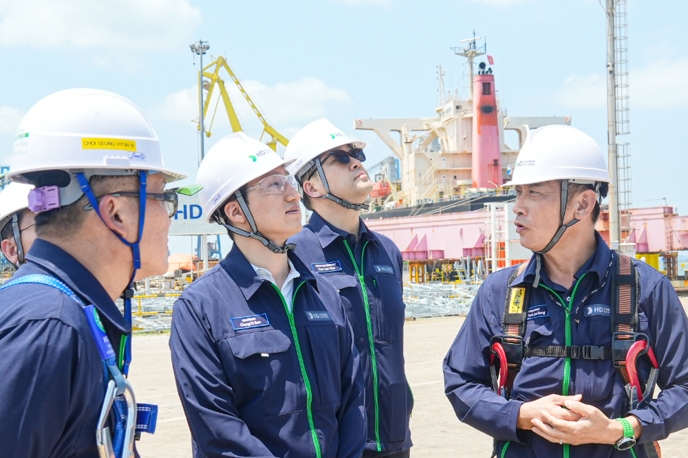 HD현대 정기선 회장이 25일 베트남 중남부에 위치한 HD현대에코비나를 찾아 현장 설비와 안전 시설물을 점검하고 있다.(사진=HD현대)