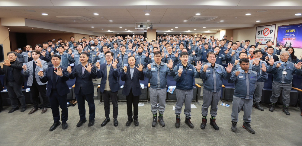 남궁금성 삼성중공업 안전보건경영책임자(오른쪽 네번째)와 최원영 노동자협의회 위원장(오른쪽 세번째), 김인철 부산지방고용노동청 통영지청장(왼쪽 네번째), 정종득 안전보건공단 부산광역본부장(왼쪽 세번째) 등이 작업중지권 카드와 함께 '멈춰' 구호를 외치고 있다.(사진=삼성중공업)
