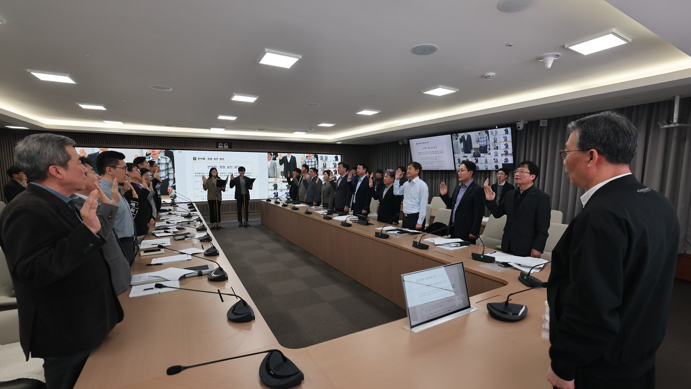 코레일이 26일 오전 대전 본사 영상회의실에서 ‘반부패·청렴 추진 협의회’를 열고, 공정하고 투명한 직무수행을 다짐하는 ‘반부패·청렴 결의문’을 발표했다.(사진=코레일)