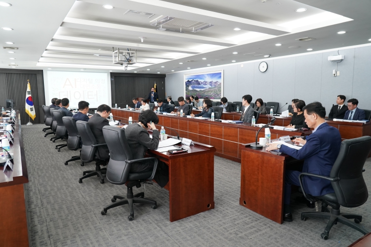 성북구 관계자들이 ‘성북형 AI 모델 개발 및 추진전략 수립 용역 착수보고회’에 참석해 AI 행정 도입 방향을 공유하고 있다.