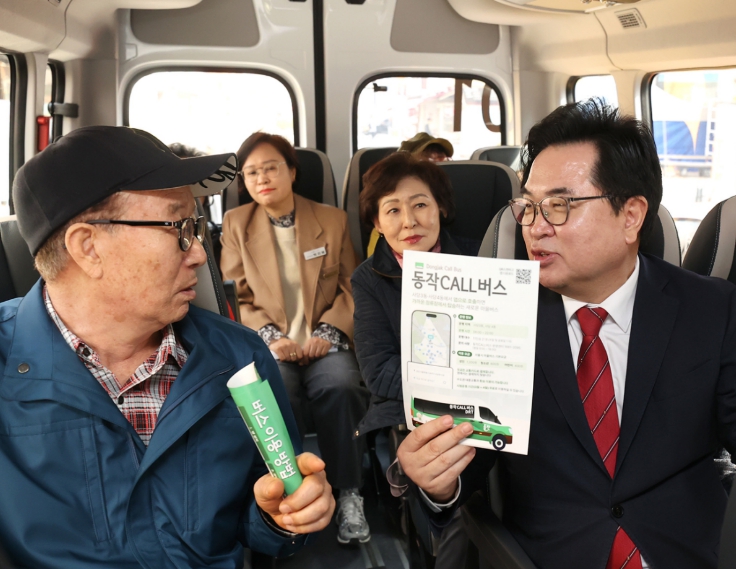 지난 16일 박일하 동작구청장이 사당4동 주민들과 함께 동작CALL버스를 시승하고 있다