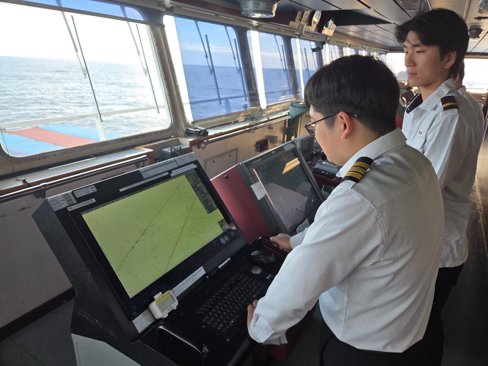SM상선의 4,253TEU급 컨테이너선 에스엠 뭄바이(SM MUMBAI)호의 항해사들이 안전한 운항과 항로상의 위험요소 점검을 위해 브릿지(선교)에서 실시간 기상정보를 확인하고 있다.(사진=SM그룹)