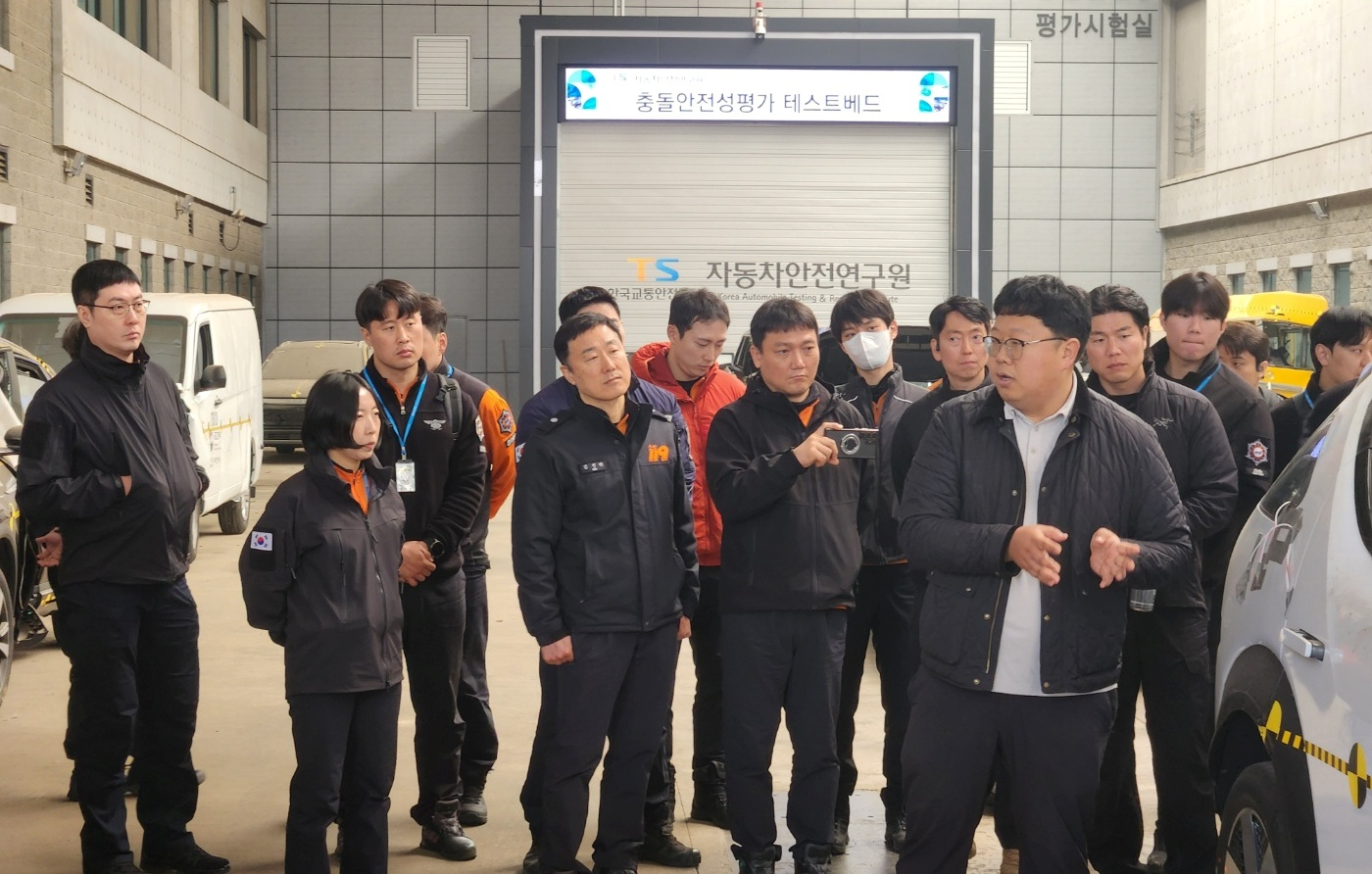 한국교통안전공단은 27일(금) 경기도 화성시 자동차안전연구원(KATRI)에서 소방청 중앙소방학교 ‘교통사고 대응역량 강화 교육’ 과정의 소방공무원 33명을 대상으로 전기차 사고 대응 전문 교육을 실시했다고 밝혔다.(사진=TS)