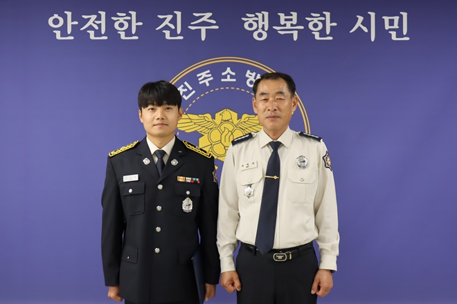 안승호 소방위에 대한 신규 임용장 수여식. 서석기 소방서장과 기념촬영.(사진제공=진주소방서)