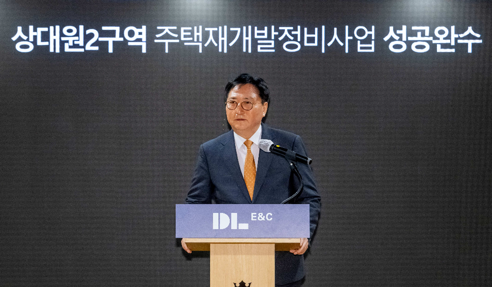 지난 28일 오전 박상신 DL이앤씨 대표이사 부회장이 경기 성남 소재 상대원2구역 사업설명회장을 찾아 조합원에게 사업 의지를 전달하고 있다.(사진=DL이앤씨)