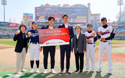 빗썸 SSG랜더스와 협력해 여자야구 후원 용품 전달