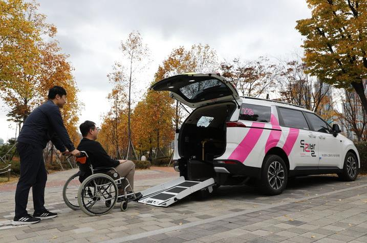 부산의 교통약자 특별 교통수단 두리발에 이용객이 승차하는 모습.(사진=복권기금)