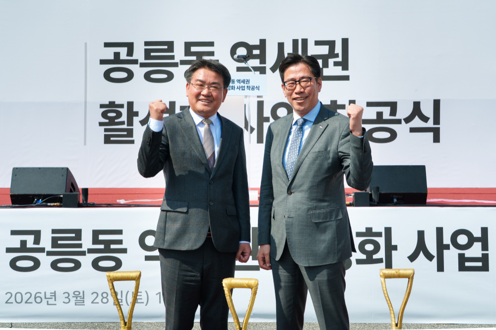 착공식에서 (왼쪽) 오승록 노원구청장, (오른쪽) 박희윤 IPARK현대산업개발 개발본부장.(사진=IPARK현대산업개발)