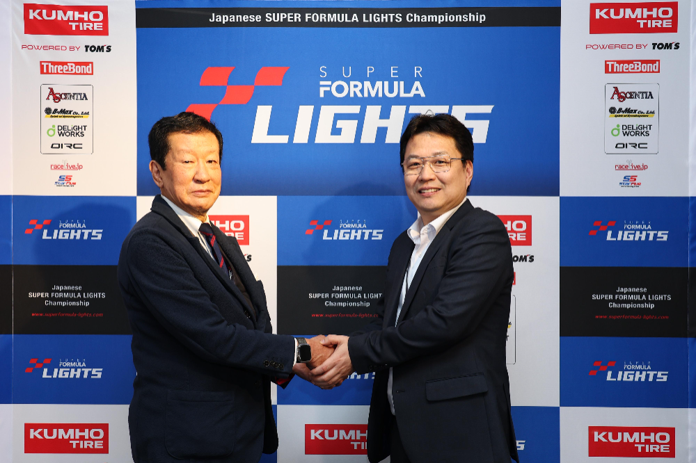 (오른쪽부터) 금호타이어 영업기획부문장 겸 일본법인장 이두희 상무와 SFL 어소시에이션 미즈노 대표이사가 후원 조인식을 실시하며 사진 촬영을 하고 있다.(사진=금호타이어)