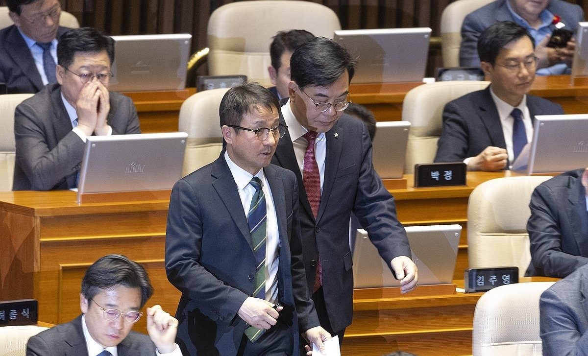 국회 본회의서 입장하는 여야 원내대표(사진=연합뉴스)