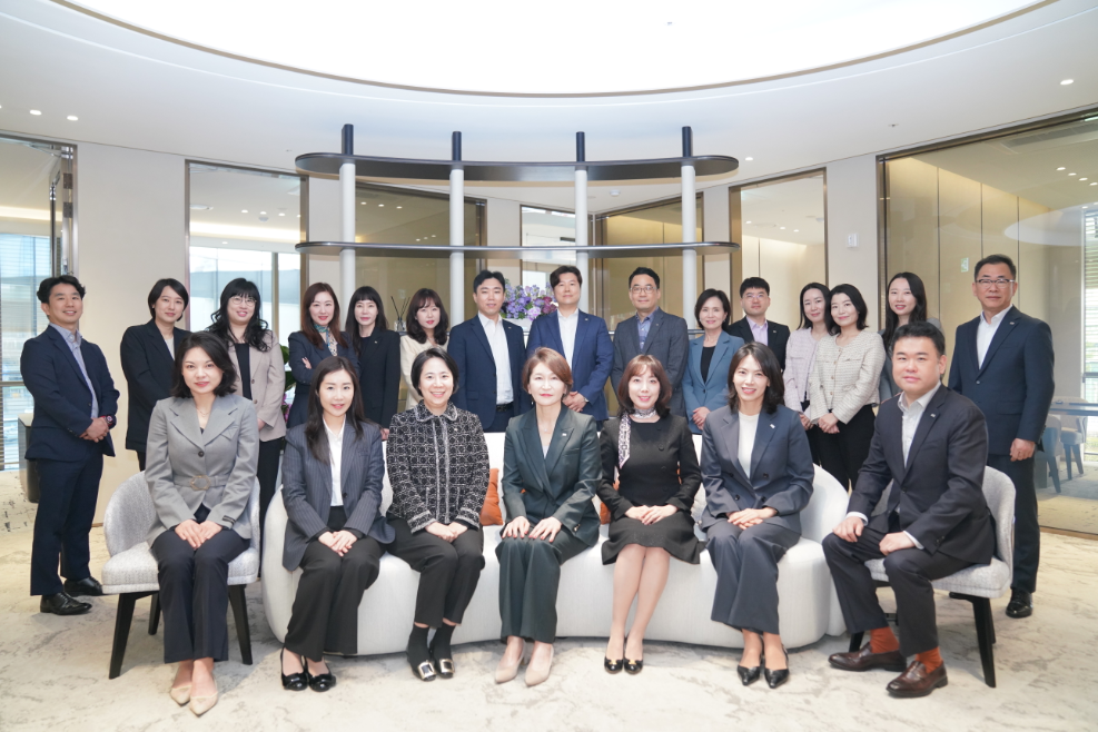 미래에셋증권 투자센터압구정WM 임직원 사진. 첫번째 줄 왼쪽에서 네번째 김지혜 센터장. 사진=미래에셋증권