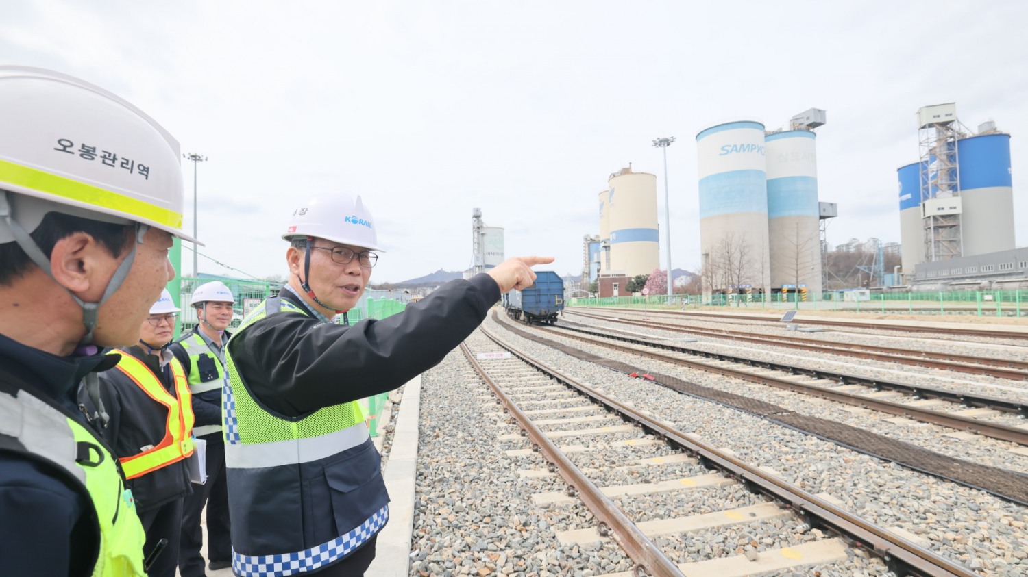 태승 코레일 사장(사진 오른쪽)이 31일 오후 경기도 의왕시 오봉역에서 철도 물류 작업 현장을 점검했다.(사진=코레일)