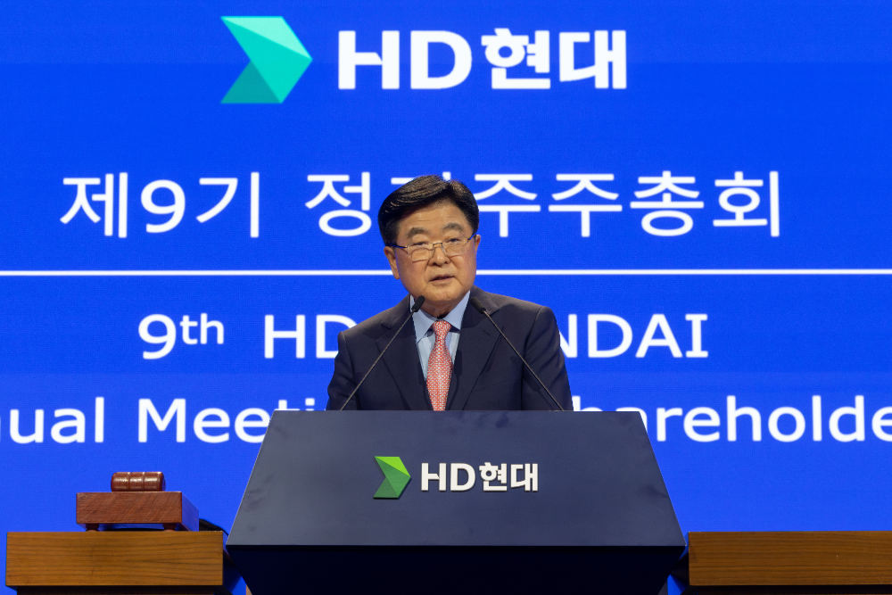 주주총회 의장인 권오갑 명예회장이 인사말을 하고 있다.(사진=HD현대)