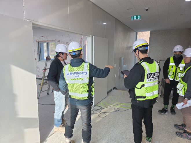 건설현장 점검 중 모습.(사진=국토안전관리원)