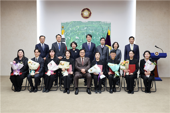 국회, 수어통역사 8명 직접고용 전환