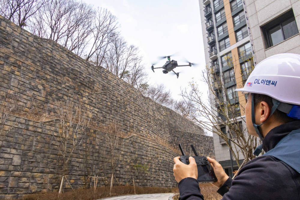 DL이앤씨 직원이 수도권의 한 아파트 입주 현장에서 육안 점검이 어려운 옹벽, 비탈면 등을 드론을 활용해 세밀하게 점검하고 있다.(사진=DL이앤씨)