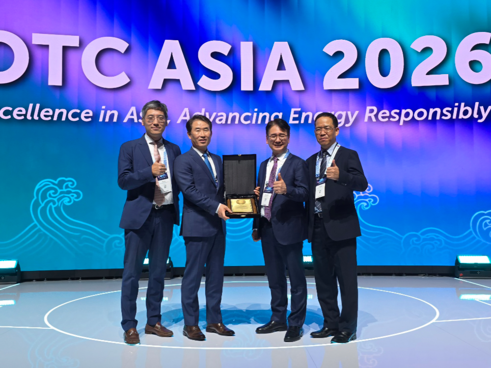 안영규 삼성중공업 기술개발본부 본부장(가운데 왼쪽)과 이병선 삼성중공업 해양영업팀 팀장(가운데 오른쪽) 등 삼성중공업 관계자들이 특별상 수상 기념 사진을 촬영하고 있다.(사진=삼성중공업)