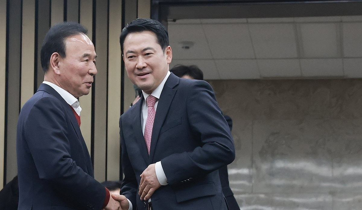 국민의힘 박덕흠 의원과 대화하는 장동혁 대표(사진=연합뉴스)