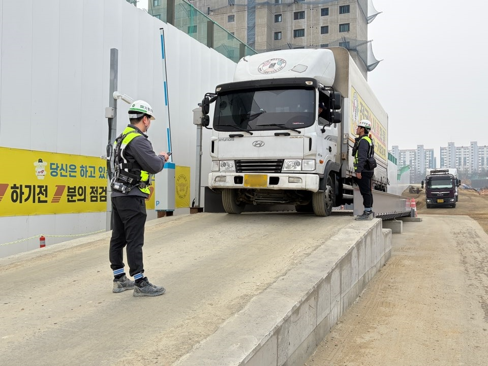 IPARK현대산업개발이 건설 현장 자재 차량에 스마트 자재 입출고 관리를 도입해 품질 관리를 강화하는 가운데, 천안 아이파크시티 1단지에서 건설 자재 운반 차량의 중량을 측정하고 있다.(사진=IPARK현대산업개발)