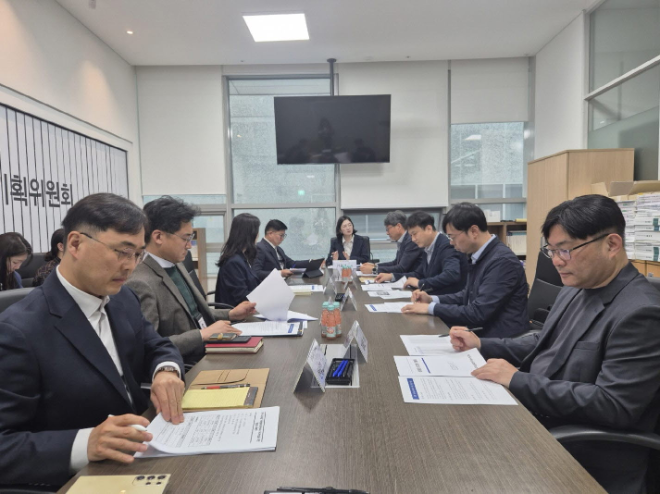 장 의원은 지난 3월 31일 경기도교육청 관계 부서와 공무원노동조합 관계자들과 정담회를 열었다. / 경기도의회