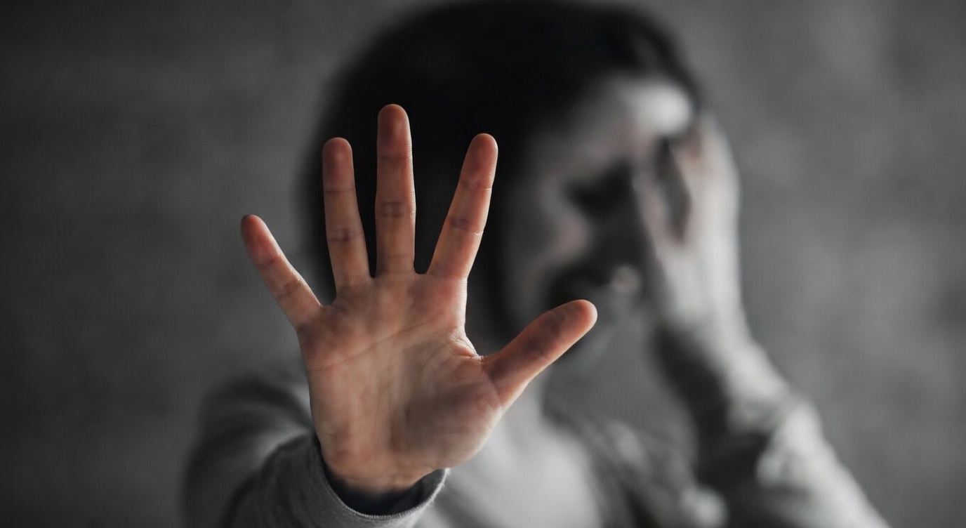 곽승철 외(2025, 건양대) 연구에 따르면 국내 공연음란범 재범률이 68.0%로 해외 평균(약 20%)의 3배를 웃도는 것으로 나타났다. 연구진은 성범죄 4유형이 심리 구조와 재범 유발 요인에서 뚜렷이 달랐다며, 동일한 처벌·관리 방식으로는 재범 억제에 한계가 있다고 강조했다. / 이미지 디자인=로이슈 AI 디자인팀(*본 이미지는 기사내용의 이해를 돕기 위해 AI로 생성한 것입니다.)