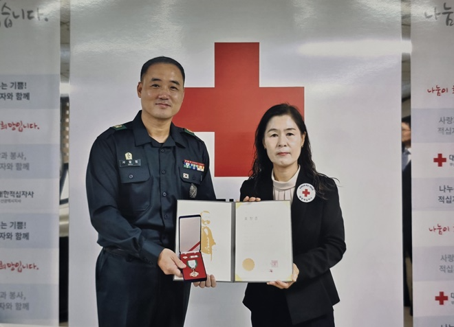 53사단 부산여단 서일범 예비군지휘관(왼쪽)이 대한적십자사 회원유공장 금장을 수상하고 대한적십자사 박선영 사무처장과 기념촬영.(사진제공=육군 제53보병사단)